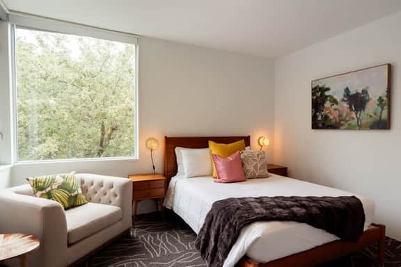 4BR Rice Village w/Rooftop Deck & BBQ, Sleeps 12