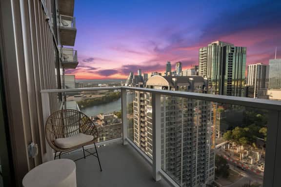 Rainey St 1BR Luxury Condo • Rooftop Pool & Gym