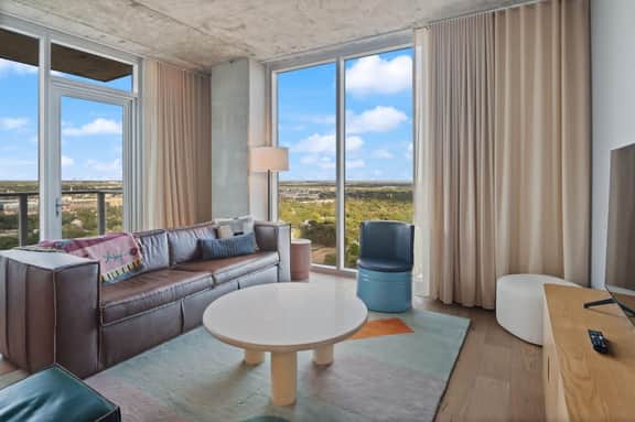 Rainey St 1BR Luxury Condo • Rooftop Pool & Gym
