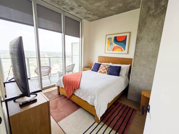 Rainey St Luxury Condo | Rooftop Pool & Gym