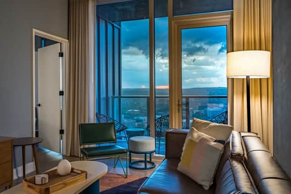 Luxury Rainey St Condo • Rooftop Pool & Balcony