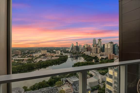 Luxury Rainey St Condo • Rooftop Pool & Balcony