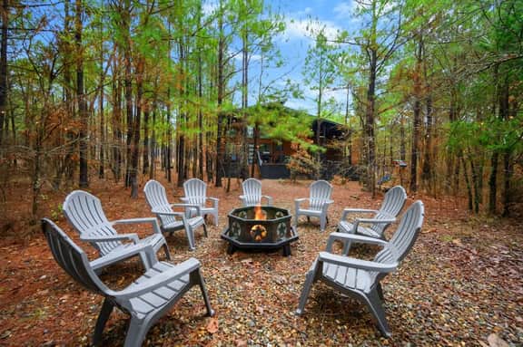 Broken Bow Cabin Getaway: Hot Tub, Fire Pit & EV - Image 5