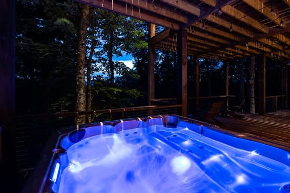Luxury Modern Cabin • Hot Tub • Fireplace