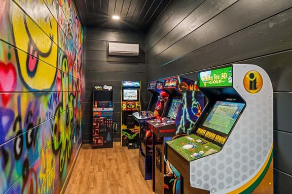 Luxury Cabin • Indoor Pool • Arcade • Views