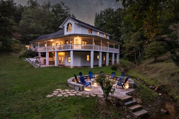 Creekfront 30-Acre Retreat • Hot Tub & Firepit
