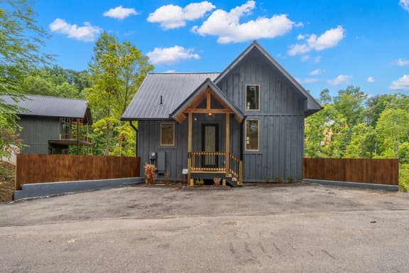 Hot Tub Retreat • Lake Access • Sleeps 8