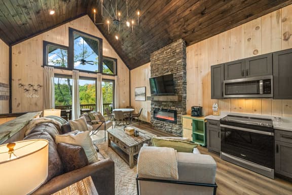 Luxury Lake Retreat • Hot Tub • Game Room