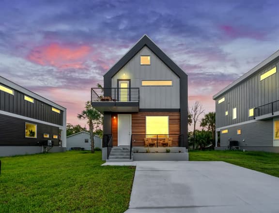 Luxury Riverside Home, Steps to Historic District & Parking