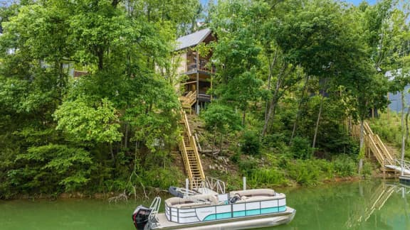 Luxury Lakefront Cabin / Hot tub / Lake Access