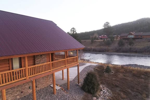 Riverfront Cabin – Cozy Fireplace Retreat