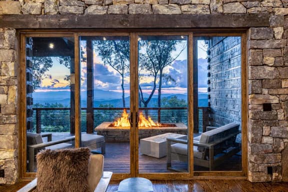 Luxury Cabin w/ Views, Hot Tub & Firepit - Image 1