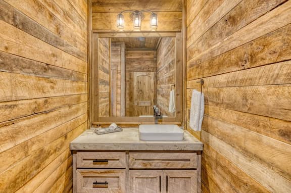 Luxury Cabin w/ Views, Hot Tub & Firepit