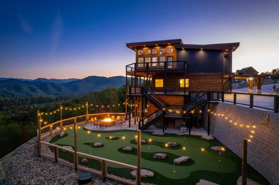 Luxury 5BR Mountain Lodge • Hot Tub & Views