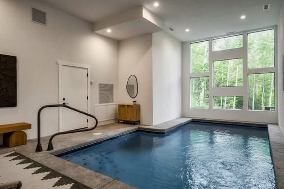 Luxury Cabin: Private Pool, Hot Tub & Game Room!
