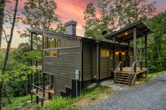 Relaxing Blue Ridge Cabin Retreat with Hot Tub and Mountain Views