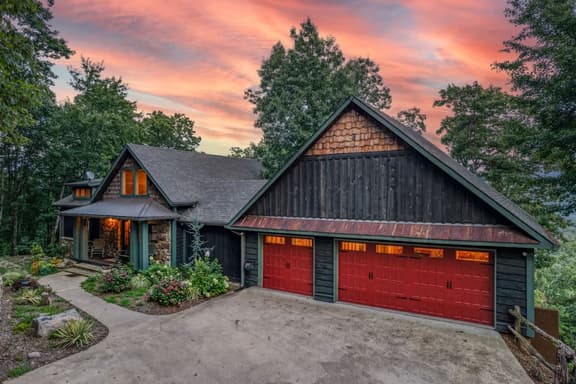 Mountain View Cabin w/ Hot Tub & Game Room
