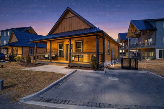 Bearfoot Cabin • Hot Tub • Near Parkway • Sleeps 7
