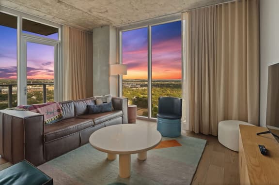 Rainey St 1BR Luxury Condo • Rooftop Pool & Gym