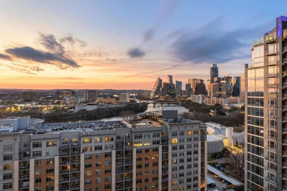 Rainey St Luxury Condo | Rooftop Pool & Gym