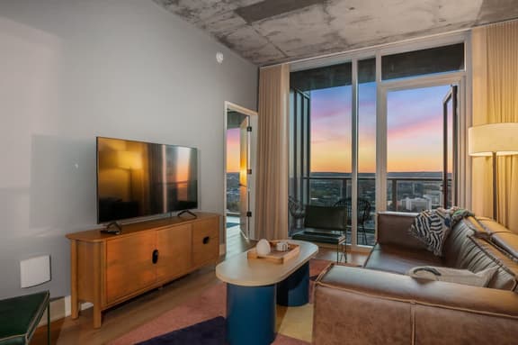 Luxury Rainey St Condo • Rooftop Pool & Balcony