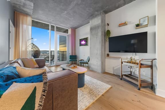 Rainey Luxe Condo w/ Rooftop Pool, Gym & Balcony