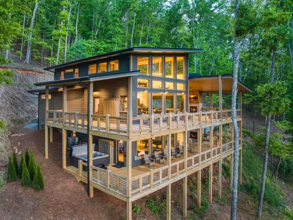 Blue Ridge Views, Hot Tub & Game Room Retreat