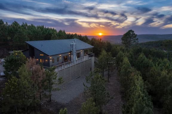 Broken Bow Cabin: Hot Tub, Fire Pit & Mountain Views - Image 1