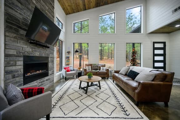 Broken Bow Cabin Getaway: Hot Tub, Fire Pit & EV - Image 1