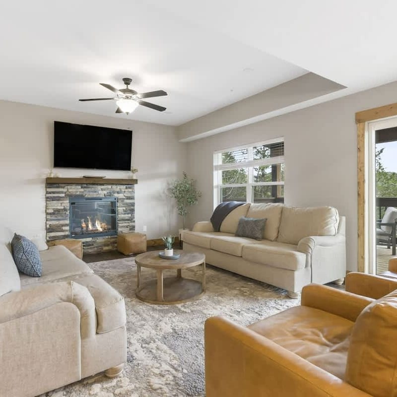 Luxury Lodge Near Lake • Hot Tub, Pools, Firepit & Games