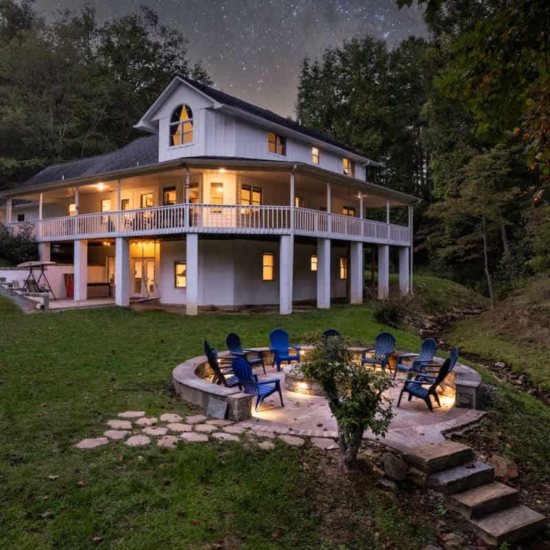 Creekfront 30-Acre Retreat • Hot Tub & Firepit
