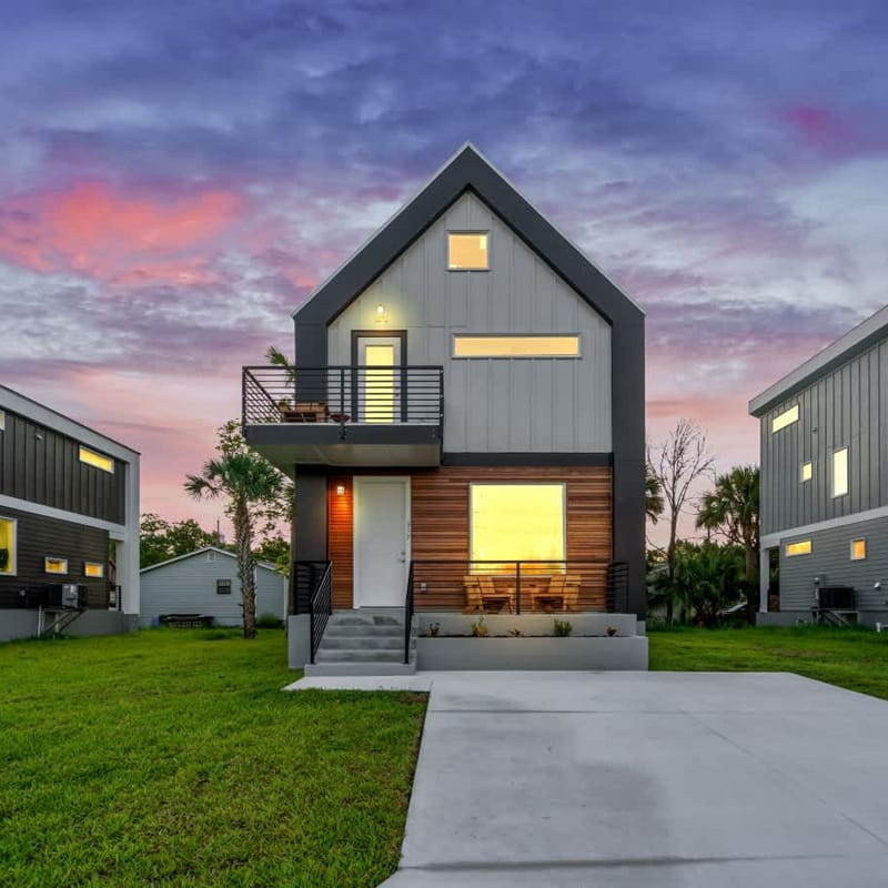 Luxury Riverside Home, Steps to Historic District & Parking