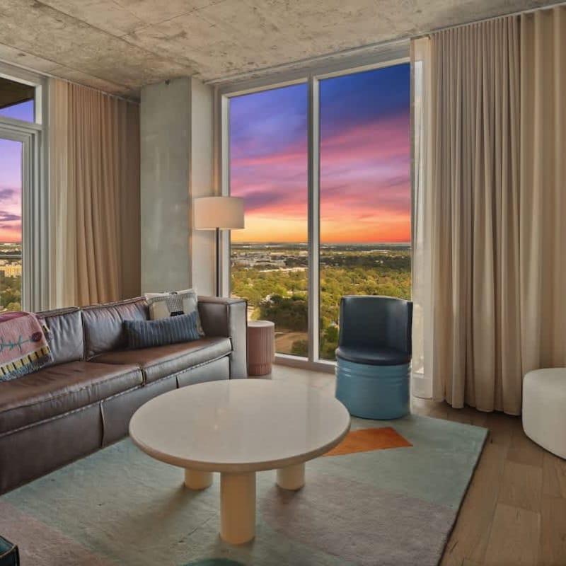 Rainey St 1BR Luxury Condo • Rooftop Pool & Gym