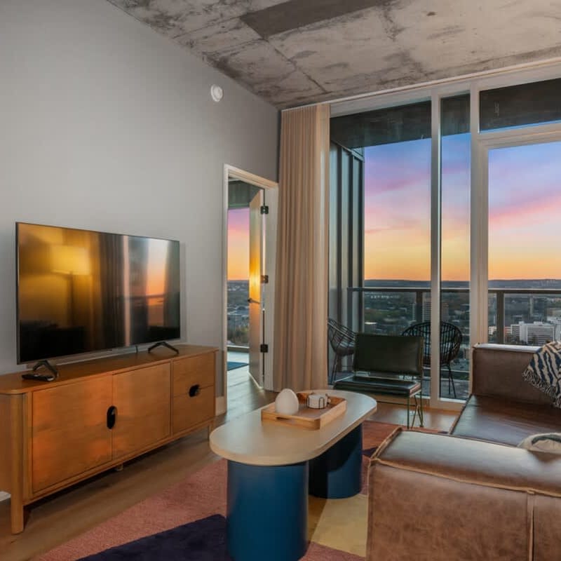 Luxury Rainey St Condo • Rooftop Pool & Balcony