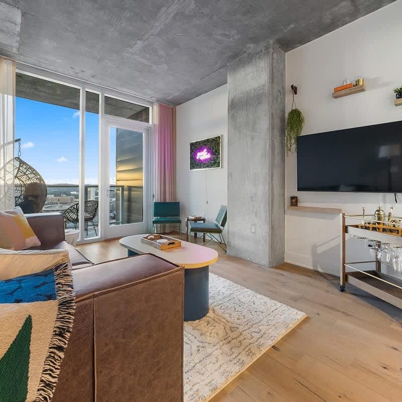 Rainey Luxe Condo w/ Rooftop Pool, Gym & Balcony
