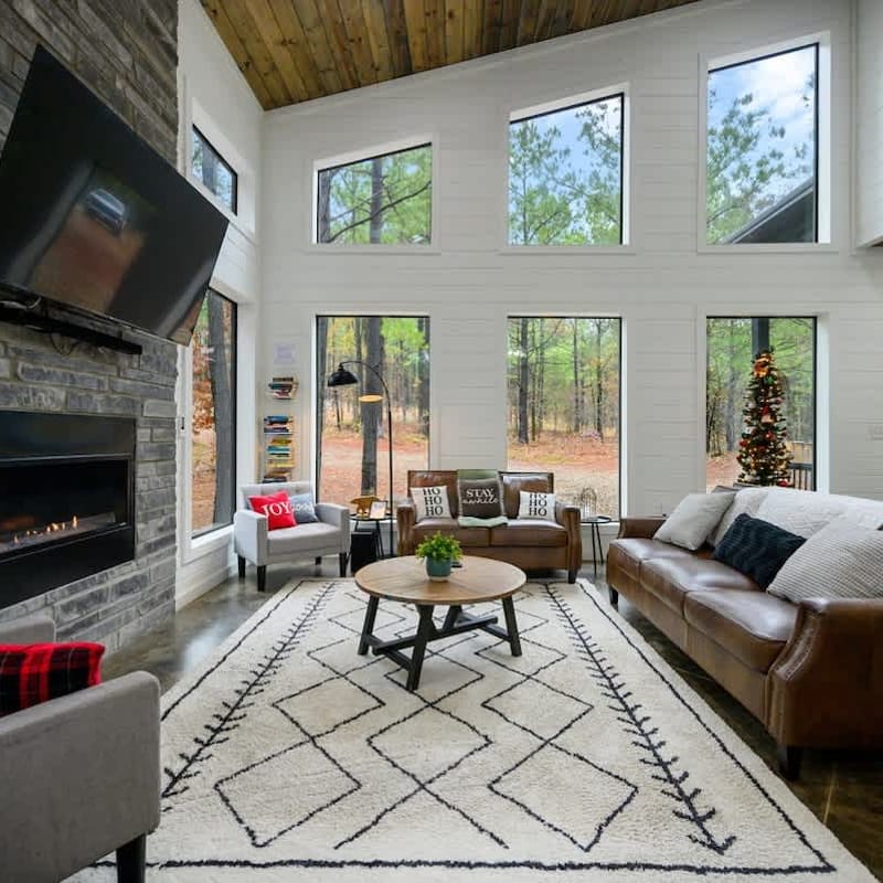 Broken Bow Cabin Getaway: Hot Tub, Fire Pit & EV